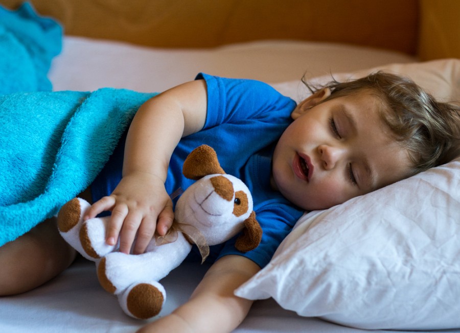 Comment aider un bébé de 18 mois à s'endormir seul ?