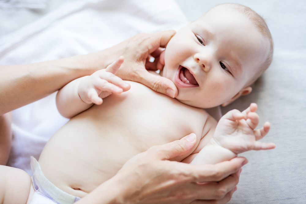 Mon bébé a les dents qui poussent, comment le soulager ?