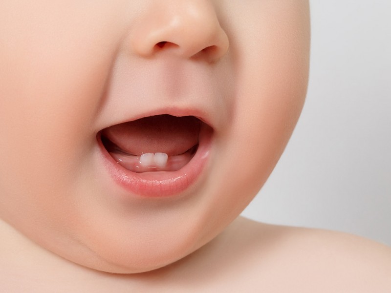 Bébé fait ses dents : comment l'aider ?