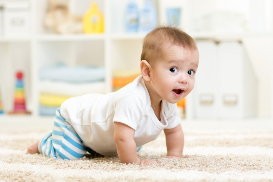 Bébé qui rampe : comment l'aider dans le développement de sa motricité ?