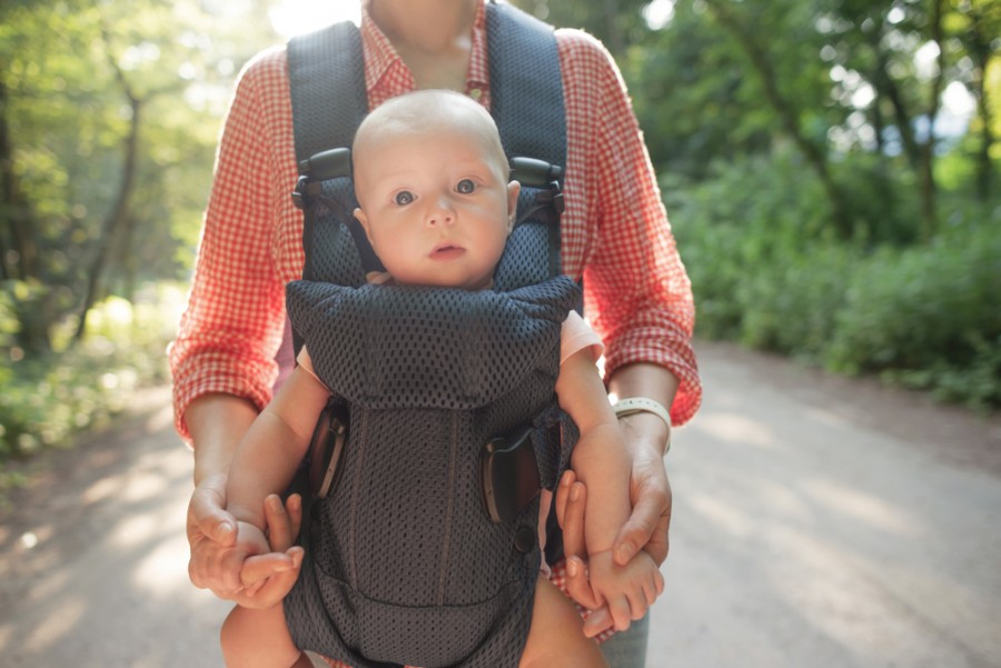 Comment choisir entre un porte bébé physiologique et une écharpe de portage ?