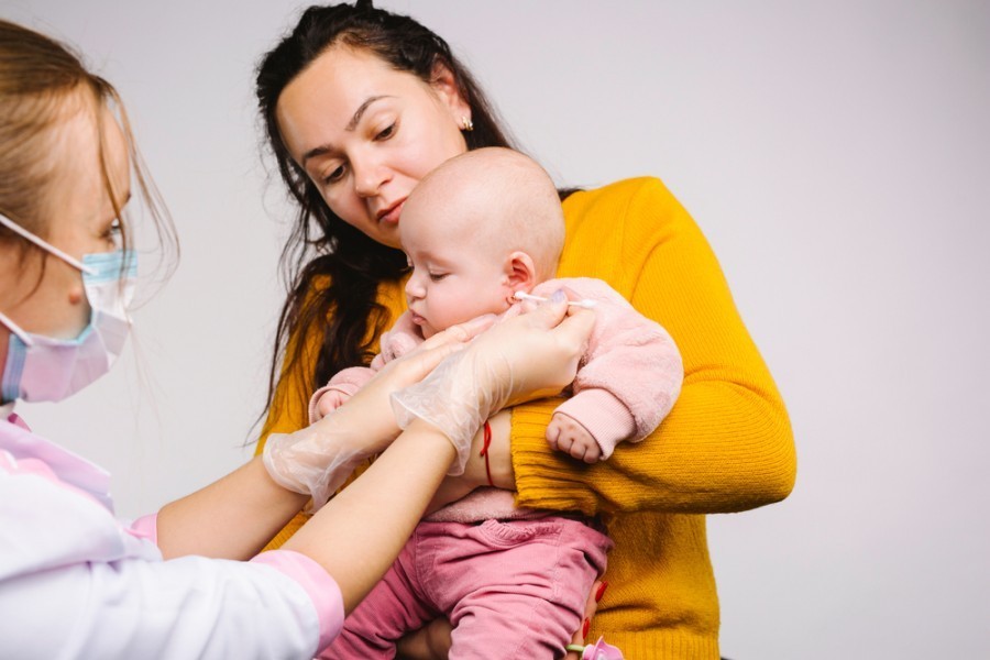 Bébé a les oreilles décollées : que faire ?