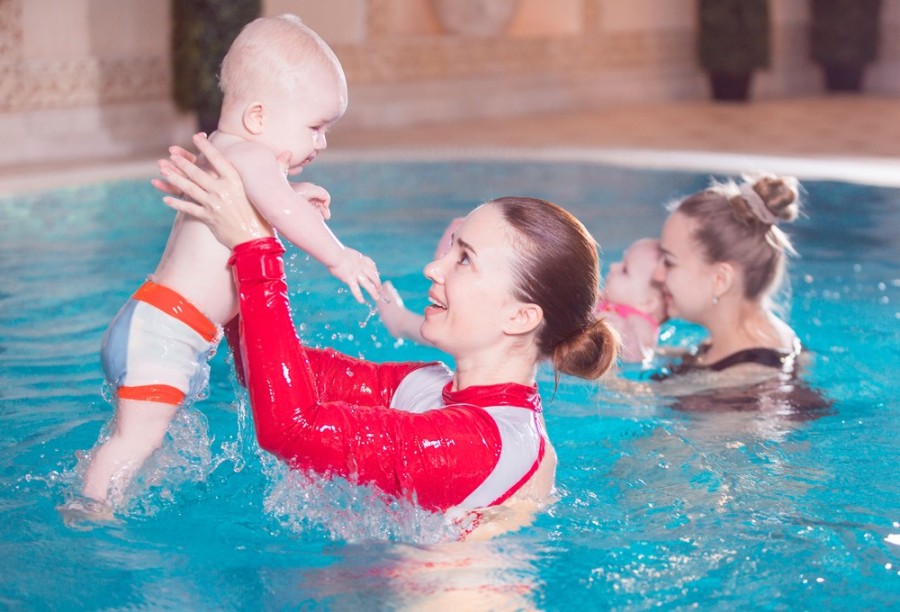 Comment se déroule une séance typique de bébés nageurs ?