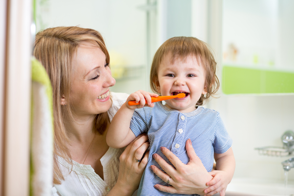 Dentifrice pour bébé : quand et comment les brosser !