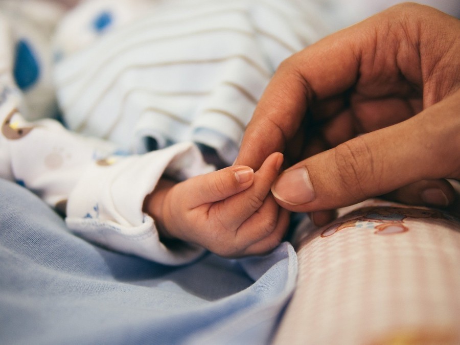 Est-ce grave si bébé a les mains froides ?