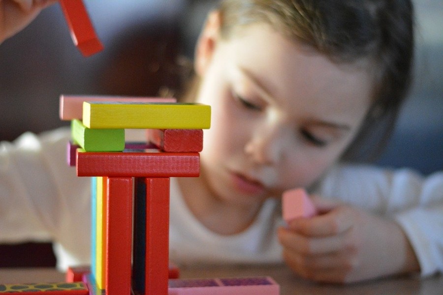 Jeux de maison à construire : améliorer la motricité de l'enfant