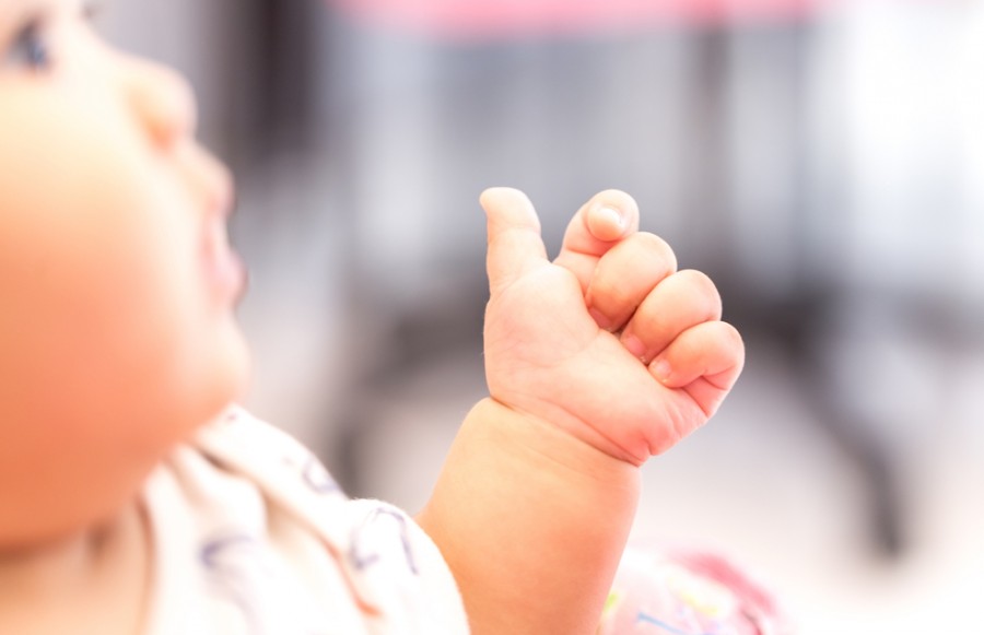 Quand commencer la langue des signes avec bébé ?