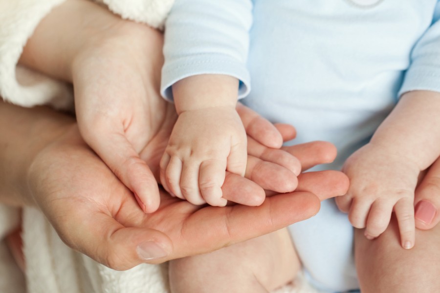 Quand faut-il consulter un médecin pour les mains froides de mon bébé ?