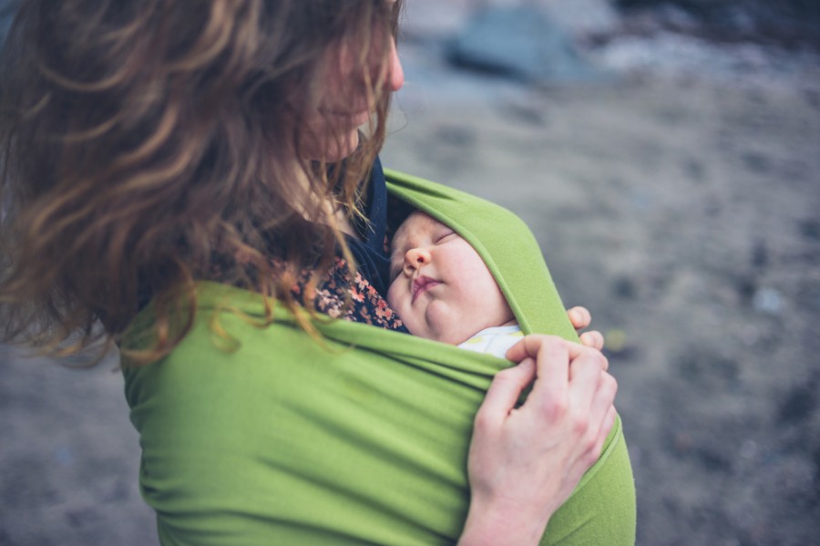 Quel est le mieux entre une écharpe de portage et un porte-bébé ?