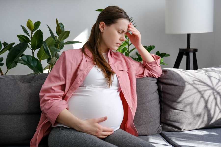 Quels autres symptômes peuvent accompagner un goût métallique dans la bouche pendant la grossesse ?