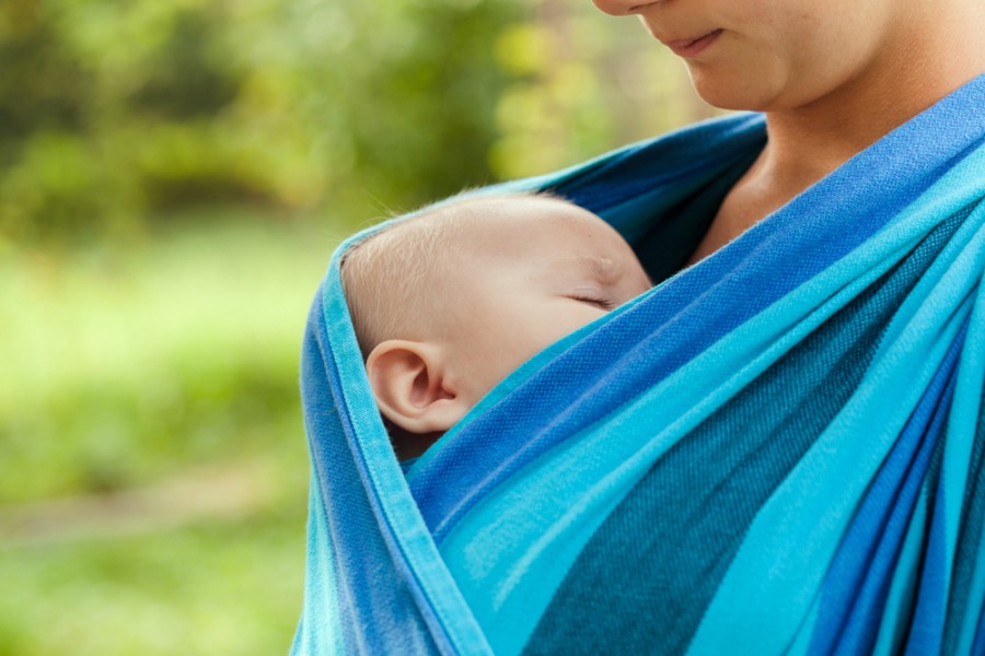 Quels sont les avantages de porter son bébé en position berceau avec une écharpe de portage ?