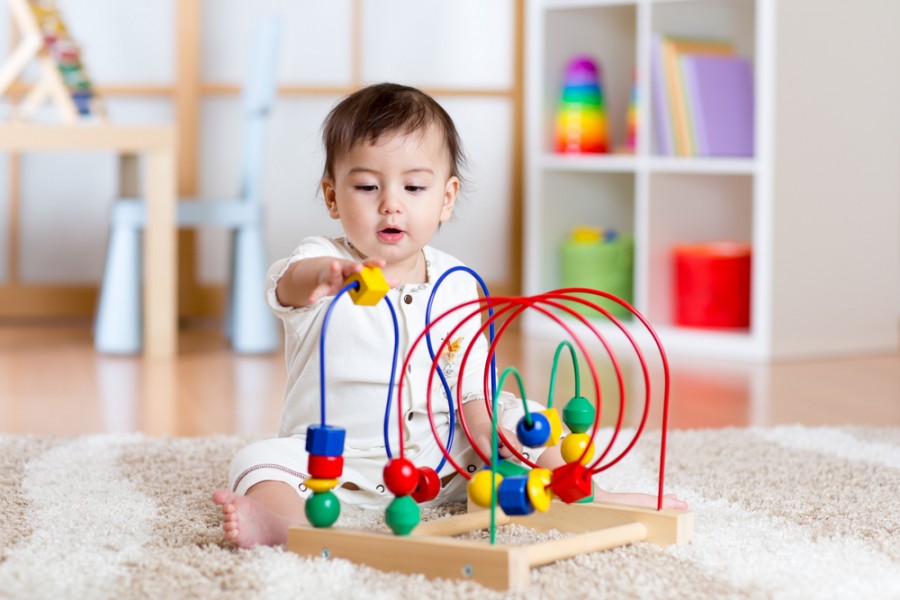 Quels sont les bénéfices des activités manuelles pour l'éveil sensoriel d'un bébé de 18 mois ?