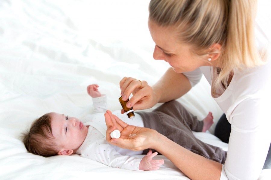 Quels sont les remèdes homéopathiques recommandés pour traiter le reflux gastrique chez les bébés ?